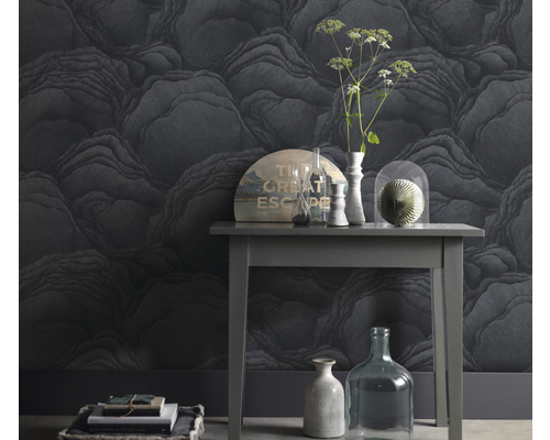 Behang met steenmotief en decoratieve elementen op een tafel