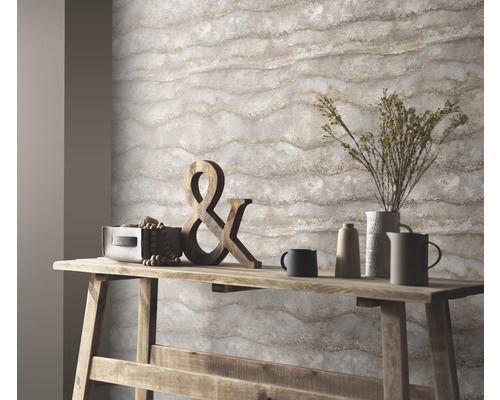 Close-up van een muur met marmerbehang boven een houten tafel met decoraties