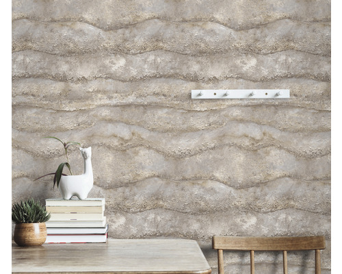 Woonkamer met gestructureerd behang in golfpatroon, tafel en decoratie