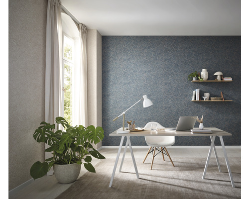 Lichte studeerkamer met bureau, stoel, kamerplant en behang met motief