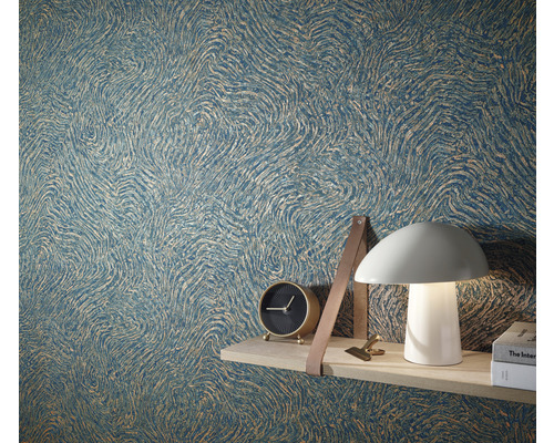 Scene met patroonbehang, klok, lamp en plank