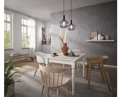 Lichte eetkamer met eettafel, stoelen, hanglampen en decoratie