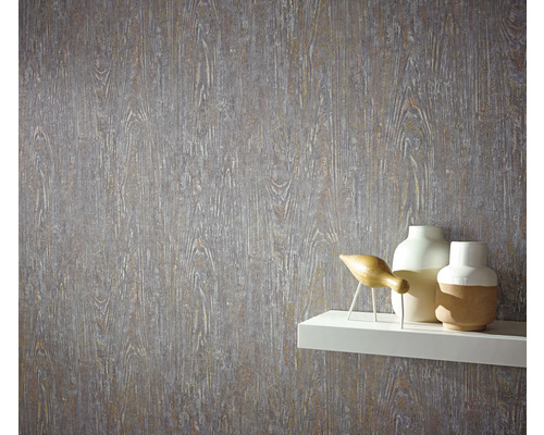 Decoratieve wand met behang met houtlook, plank, vazen en vogeldecoratie