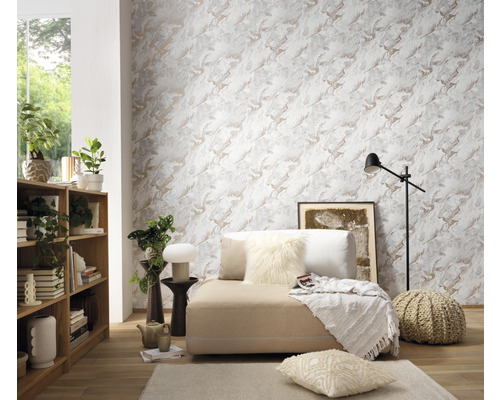 Lichte woonkamer met bank, boekenkast en behang met steenmotief