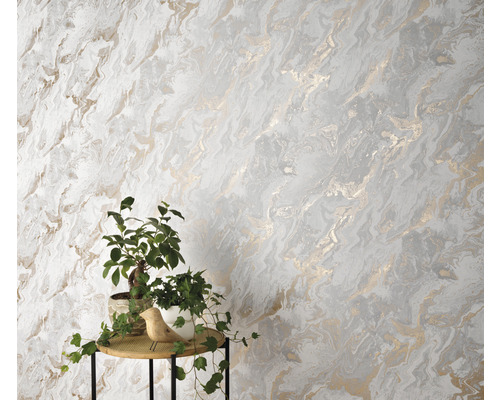 Wanddecoratie met marmerstructuurbehang en kamerplanten op een tafel