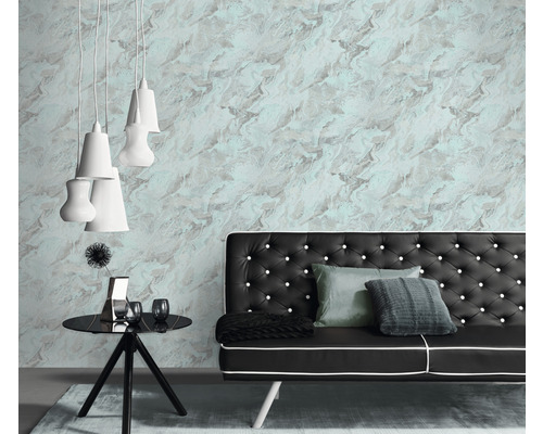 Woonkamer met patroonbehang, bank en bijzettafel