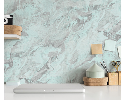 Close-up van een bureau tegen een marmeren patroonbehang