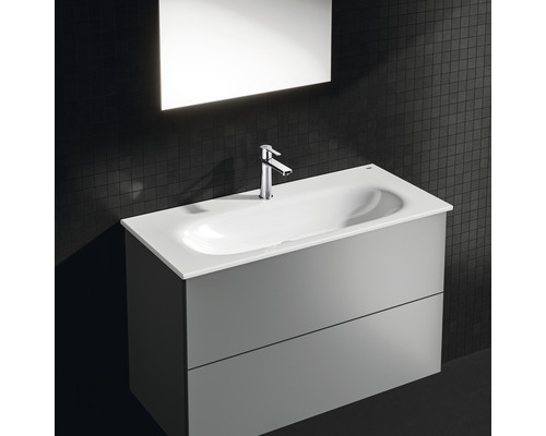 Wastafel met twee laden, kraan en spiegel voor de badkamer