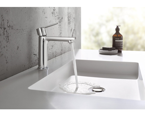 Moderne badkamer met opzetwastafel en kraan