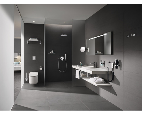 Moderne badkamer met toilet, douche, wastafel en spiegel