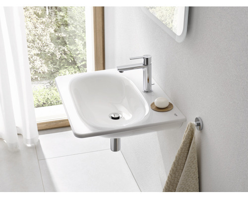 Moderne badkamer met een witte wastafel, kraan en handdoekhouder.