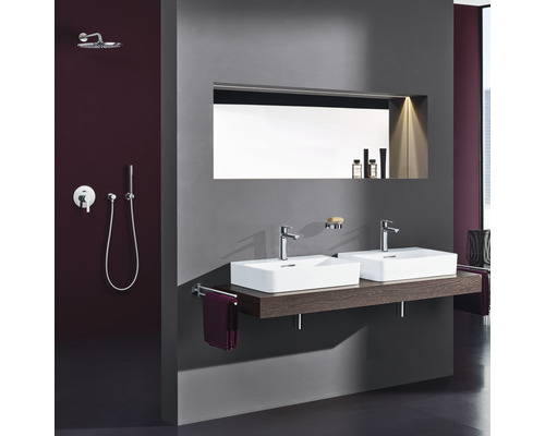 Badkamer met twee wastafels, spiegel, handdoekhouder en douche