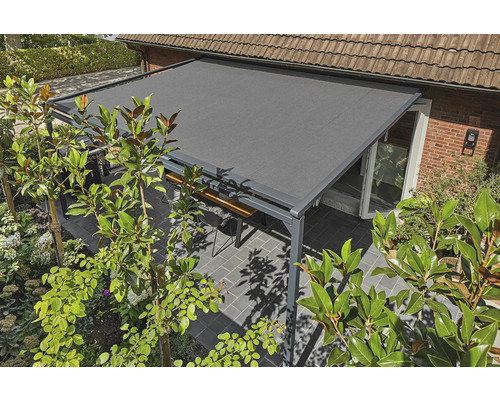 Terras met grijs zonnescherm en tuinmeubilair