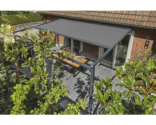 Terrasoverkapping met tafel en planten in de tuin