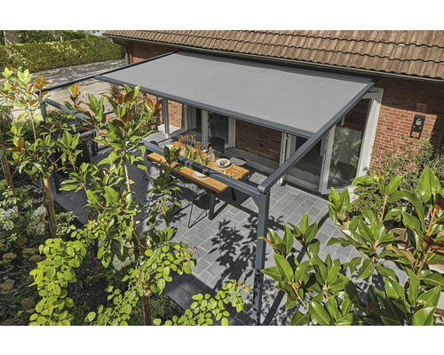 Terras met zonnescherm en tuinmeubelen voor buiten