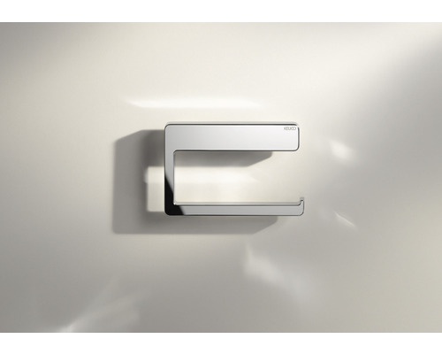 Keuco Logo op een toiletpapierhouder van metaal