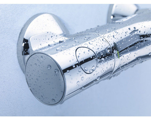 Close-up van een kraan met waterdruppels