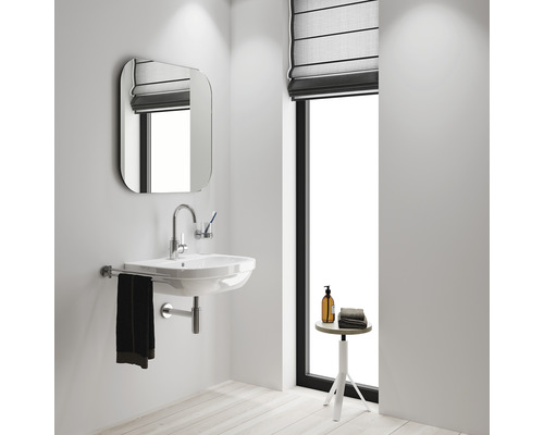 Badkamer met wastafel, spiegel, handdoekhouder en kruk