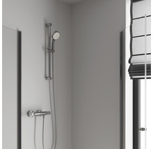 Douchearmatuur met handdouche en douchewand in de badkamer.