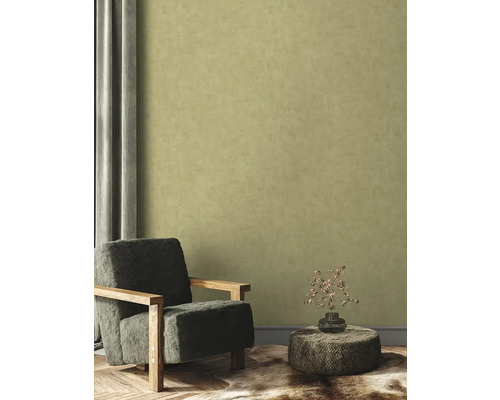 Woonkamer met fauteuil, bijzettafel en behang