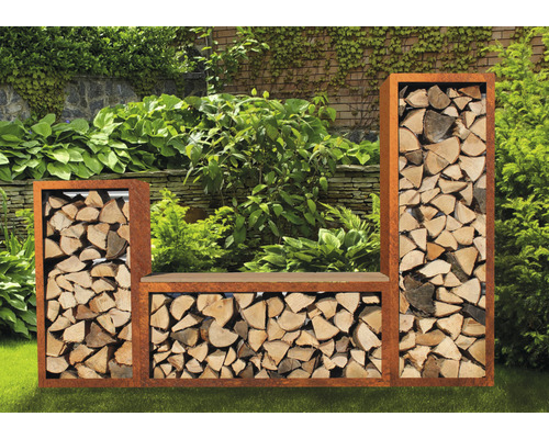 Houtopslagbank in de tuin gevuld met hout