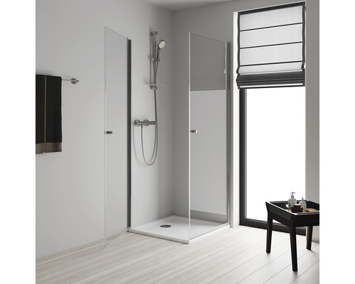 Douchecabine met glazen deuren, douchearmatuur en handdoekhouder in lichte badkamer