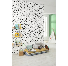 Kinderkamer met stippenbehang, zitkussens en boekenplank