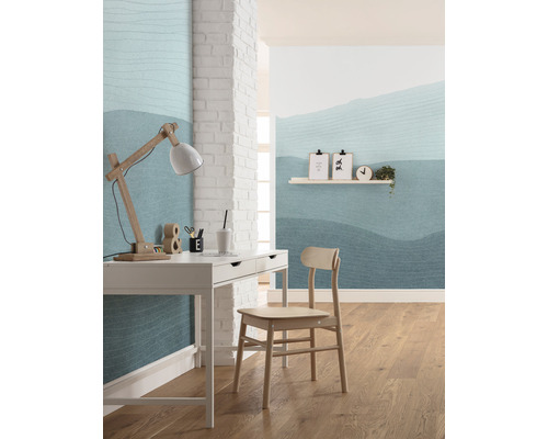 Studeerkamer met bureau, stoel en wanddecoratie in blauwtinten