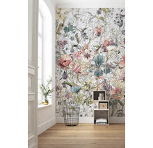 Lichte kamer met bloemenbehang, houten vloer en decoratie
