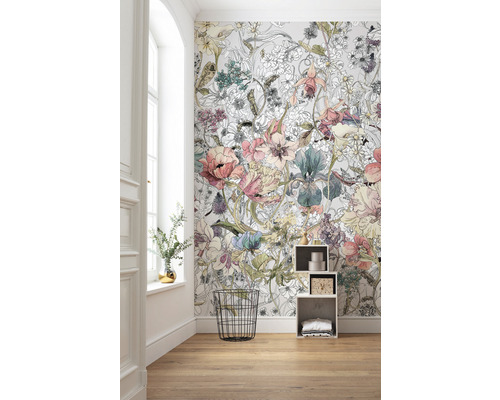 Lichte kamer met bloemenbehang, houten vloer en decoratie