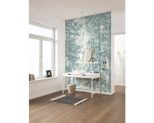 Lichte kamer met raam, ladekast en behang met patroon