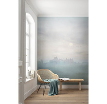 Lichte kamer met fotobehang, rotan stoel en houten bank