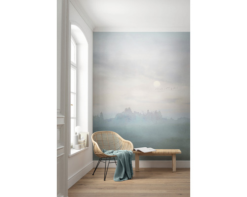 Lichte kamer met fotobehang, rotan stoel en houten bank