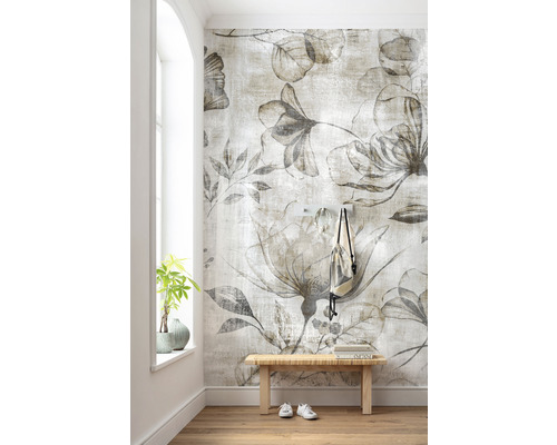 Kamer met bloemenbehang, houten bank en witte schoenen