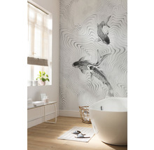 Badkamer met ligbad, raam, plank en behang met vispatroon
