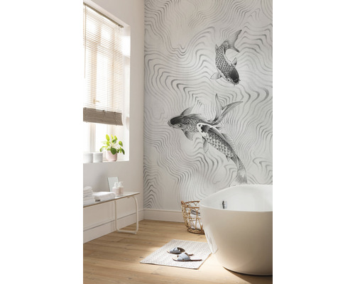 Badkamer met ligbad, raam, plank en behang met vispatroon