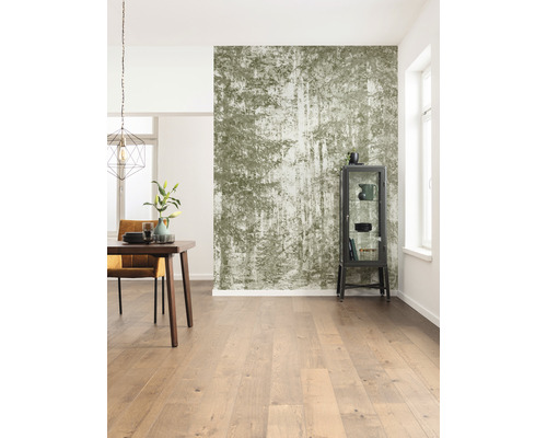 Lichte kamer met houten vloer, eettafel en behang met patroon