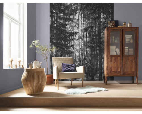 Woonkamer met fauteuil, bijzettafel, houten kast en fotobehang met bosmotief