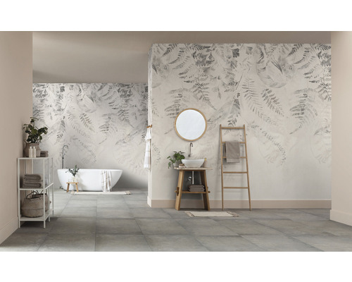 Moderne badkamer met behang met plantenmotief, vrijstaand bad en wastafel