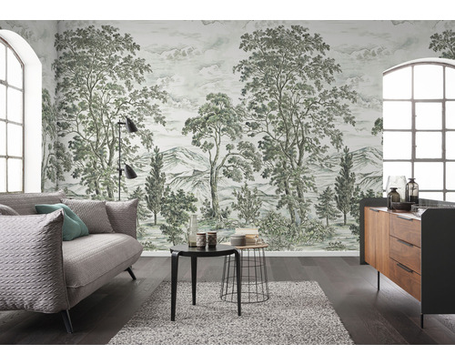 Lichte woonkamer met patroonbehang, bank en dressoir