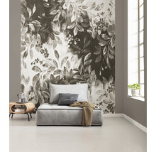 Woonkamer met fotobehang met plantmotieven, fauteuil en bijzettafel