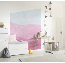 Lichte kinderkamer met bureau, commode en decoratief wandbehang