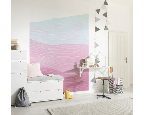 Lichte kinderkamer met bureau, commode en decoratief wandbehang