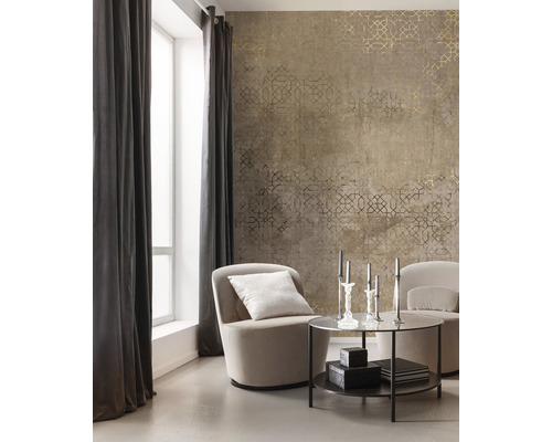 Woonkamer met patroonbehang, fauteuils, gordijnen en bijzettafel