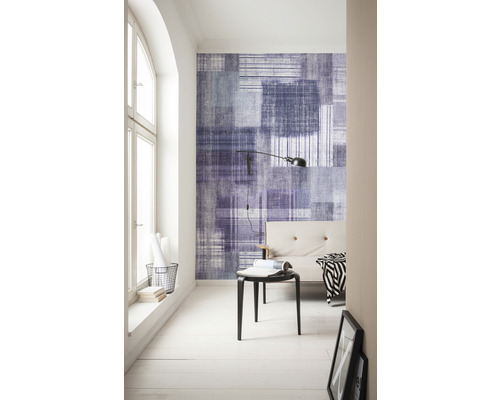 Lichte ruimte met een patroonbehang, bank en lamp