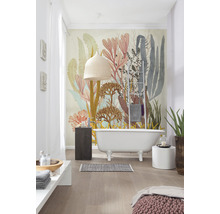 Badkamer met vrijstaand bad, behang met plantmotief en rotan lamp