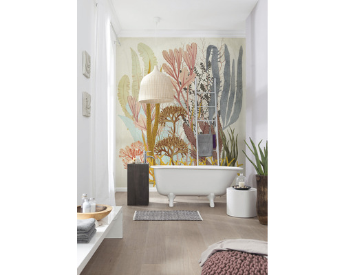 Badkamer met vrijstaand bad, behang met plantmotief en rotan lamp
