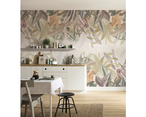 Keuken met botanisch bladbehang, eettafel en stoel