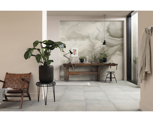 Woonkamer met grootformaat tegels, houten meubels en kamerplanten voor een heldere sfeer