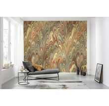 Woonkamer met patroonbehang, bank en decoratie